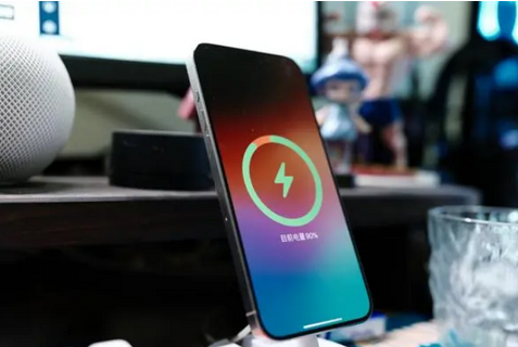 万秀苹果15换屏服务分享用什么充电器给iPhone15充电更好 